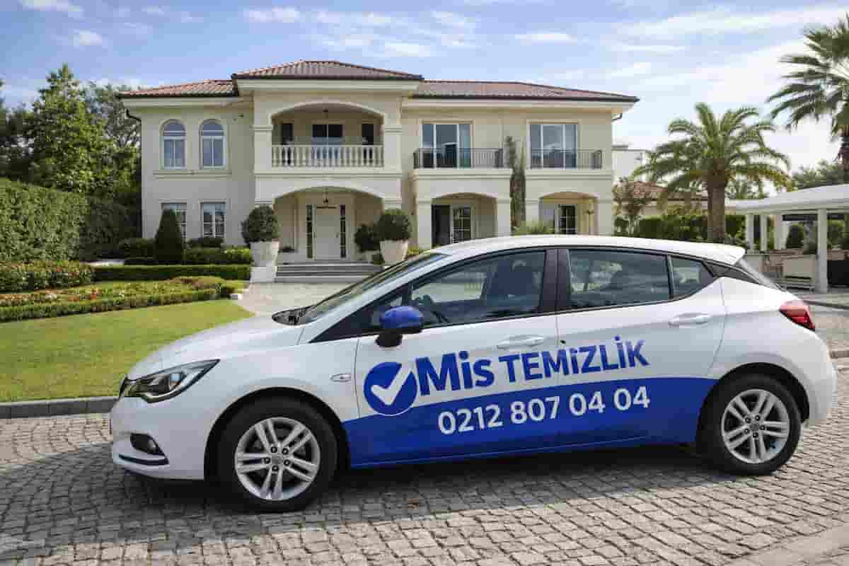 Beylikd&uuml;z&uuml;'nde aynı g&uuml;n temizlik hizmeti veren Mis Temizlik aracı villa &ouml;n&uuml;nde park edilmiş halde