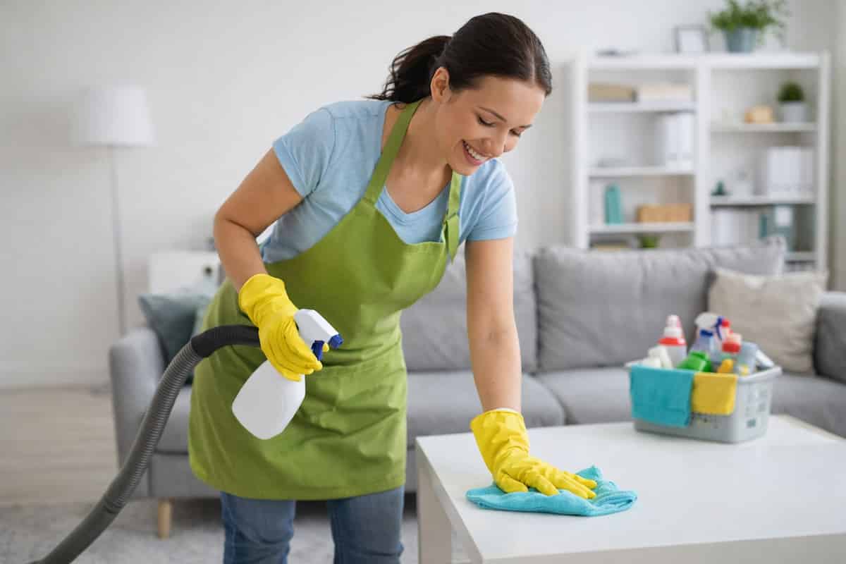 Beylikd&uuml;z&uuml; ev temizliği hizmeti veren Mis Temizlik personeli modern bir evde temizlik yaparken