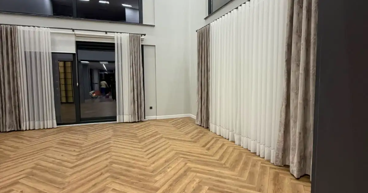 Esenyurtta bir sitede inşaat artıkları, zemin lekeleri ve tozları tamamen arındırılarak teslim edilen geniş salon alanı.