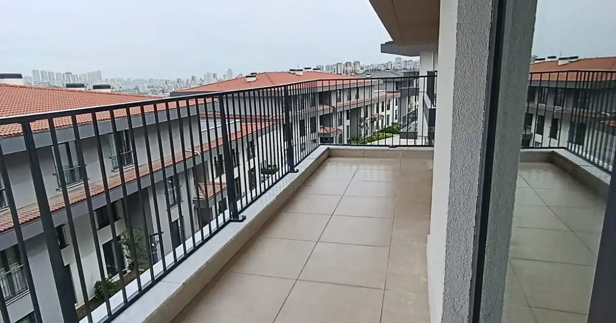 Zemin derzleri har&ccedil;tan arındırılmış, doğrama bantları s&ouml;k&uuml;lm&uuml;ş inşaat sonrası temizliği bitmiş balkon g&ouml;r&uuml;n&uuml;m&uuml;