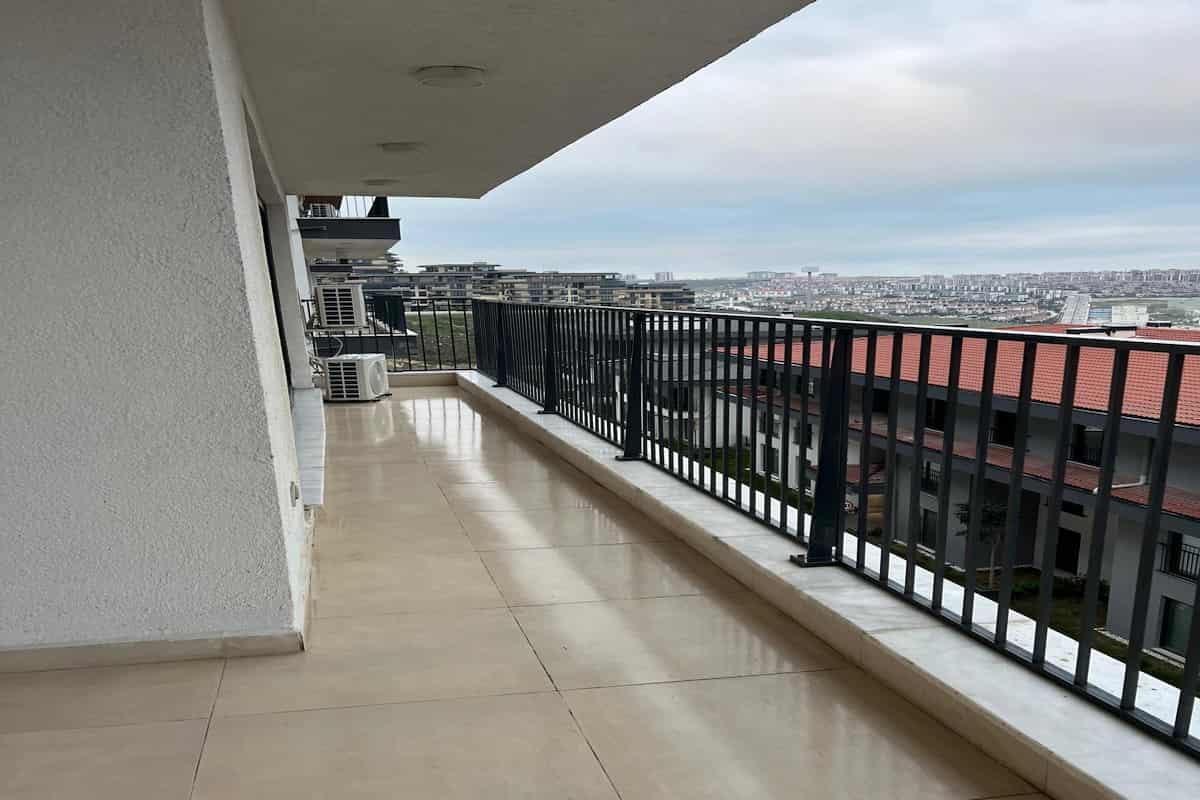 Detaylı g&uuml;ndelik ev temizliği sırasında balkon temizliği.